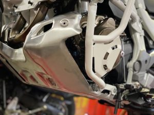 Modifica paracoppa Honda CRF1100 per compatibilità con barre paramotore Outback Motortek